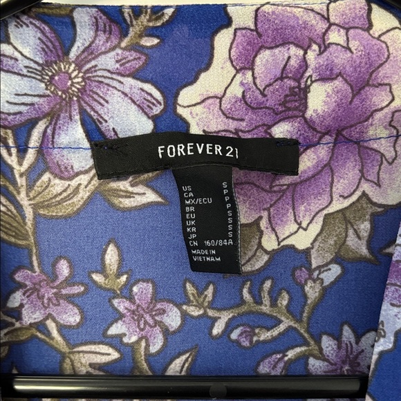⭐️ 4 for $20 - Bundle and save!!⭐️
Forever 21 Purple and Blue Floral Kimono - Picture 3 of 8
